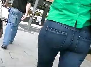 Bunny packed her ass in tight jeans in a candid street video