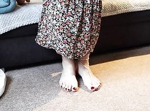 Crossdresser Sussanne wearing pearl jewellery on her sexy bare feet.